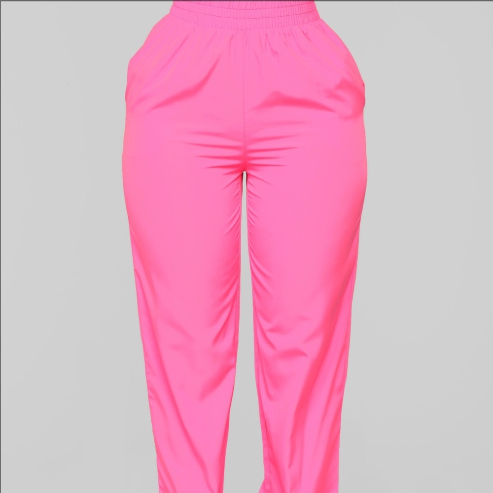 FN Windbreaker Jogger - Neon Pink